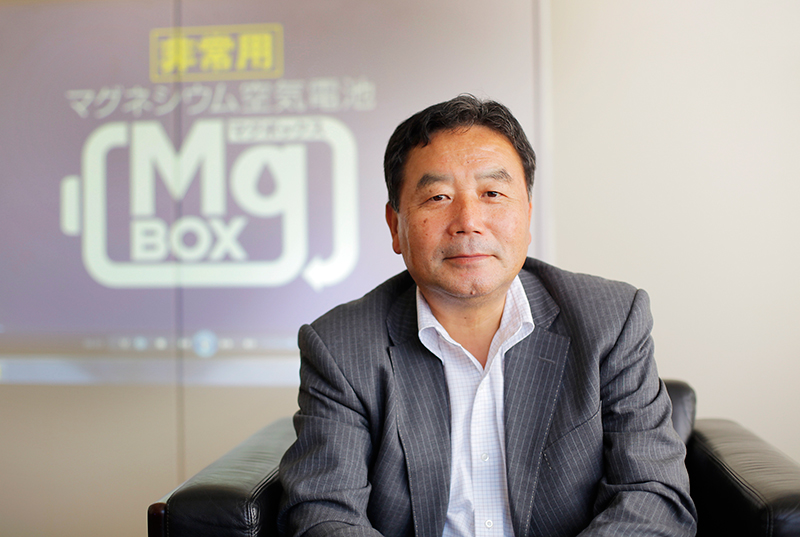 水で発電できる電池 東日本大震災の教訓を活かした 紙製容器の非常用電池 マグボックス 誕生秘話 リクナビnextジャーナル 水で発電できる電池 東日本大震災の教訓を活かした 紙製容器の非常用電池 マグボックス 誕生秘話 リクナビnextジャーナル