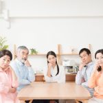 リビングで一家が悩んでいる様子のイメージ画像