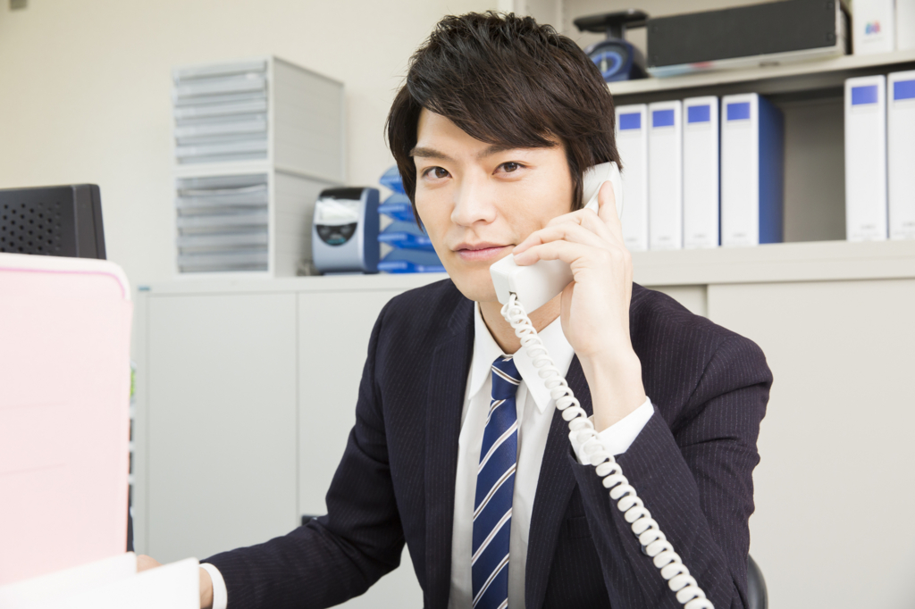 電話に出る