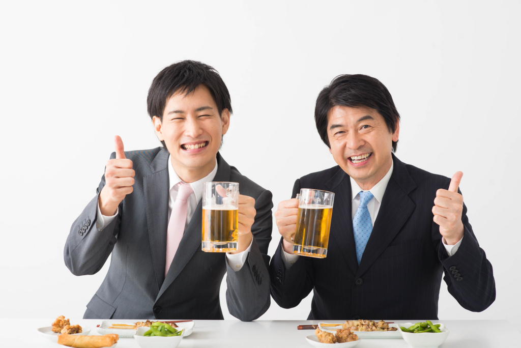 会社の飲み会で知っておくと便利なお酌の仕方 リクナビnextジャーナル 会社の飲み会で知っておくと便利なお酌の仕方 リクナビnextジャーナル