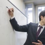 仕事を任されてイキイキ働くビジネスパーソンのイメージ画像