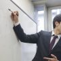 仕事を任されてイキイキ働くビジネスパーソンのイメージ画像