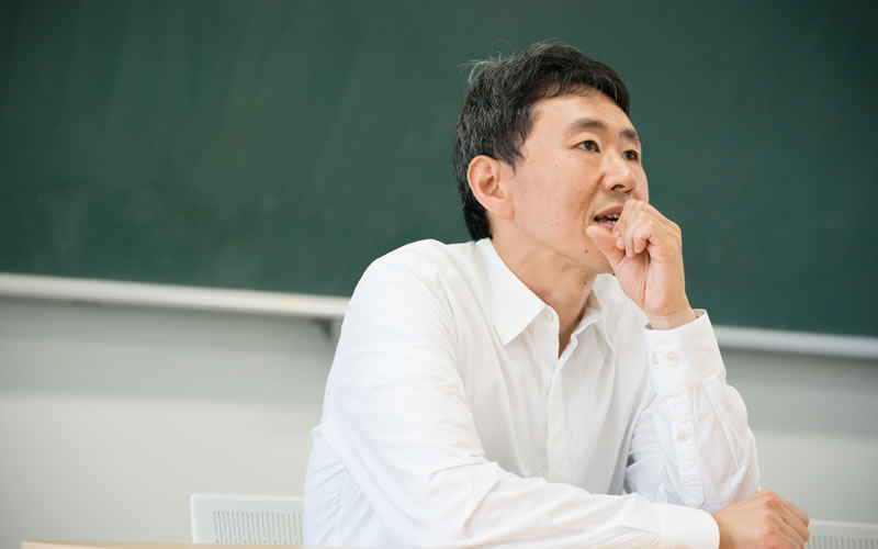 写真：過去を振り返り、涙ぐむ本多先生