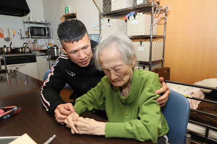 「自己中心的な人間、周りの人に優しくできひん人間は、人の上に立てるわけない」――介護士ボクサー・大沢宏晋の仕事論(1)