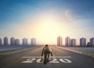 仕事へ向き合う会社員