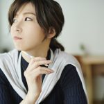 考えごとをしているビジネスウーマン