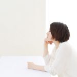 考える社会人女性