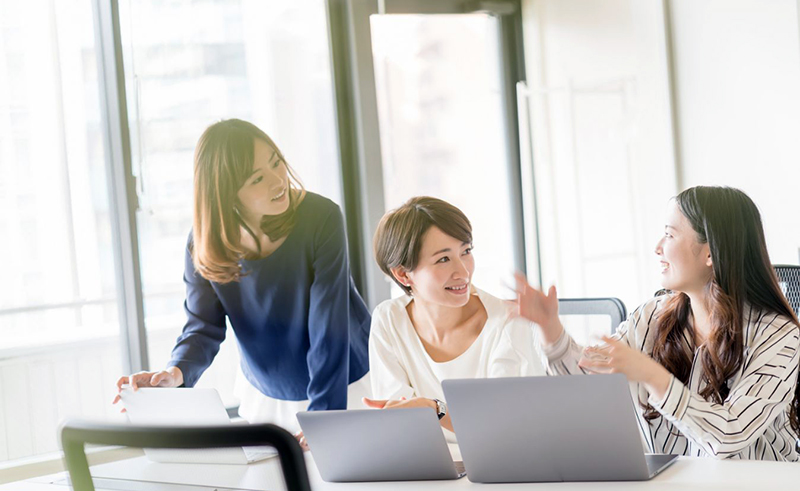 活躍する女性イメージ画像