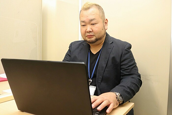 PC作業をするハチミツ二郎さん