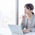 思案にくれるビジネスパーソン