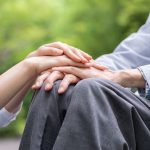 介護者と車椅子に座る年配者