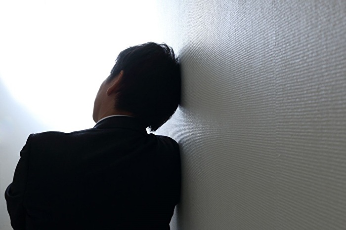 漠然とした不安を抱える会社員イメージカット