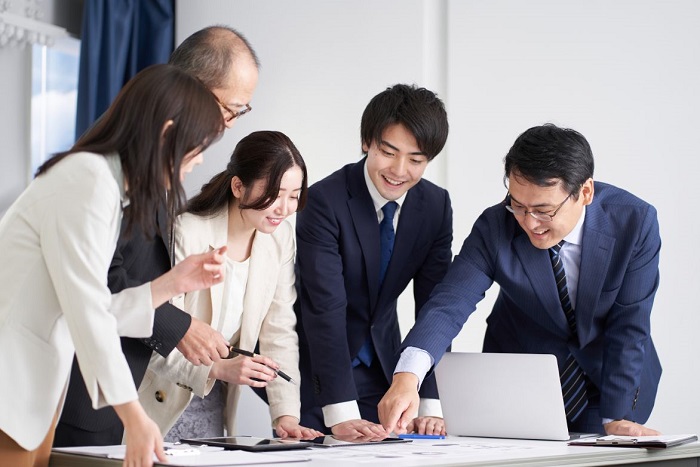 さまざまな世代が交じる職場の風景