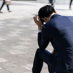 ミスで落ち込むビジネスパーソン