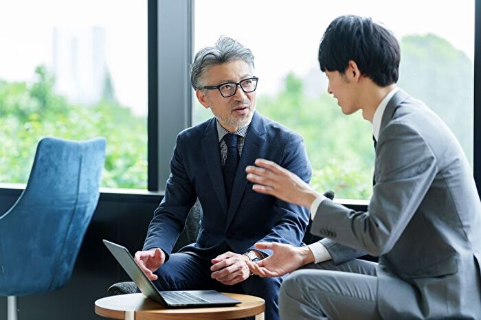 上司と会話をしているビジネスパーソン_イメージ画像