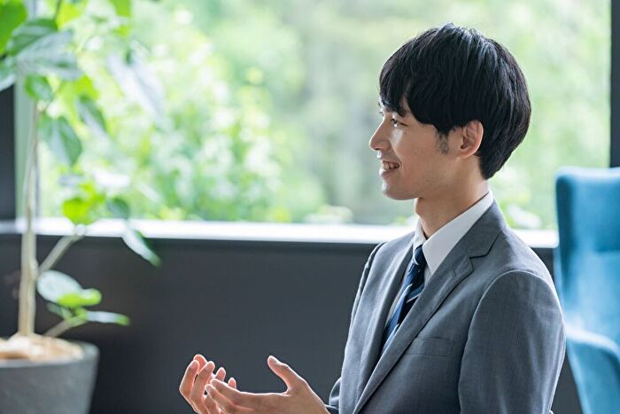 苦手な人にうまく対応しようとしているビジネスパーソン