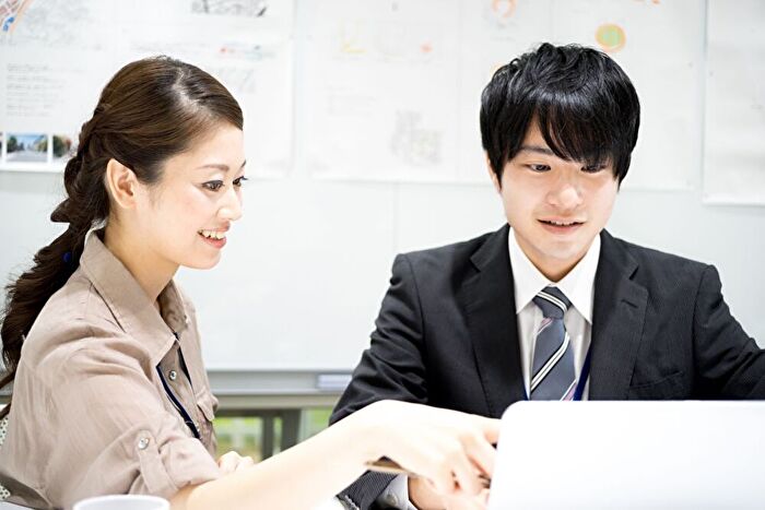 指導を受ける第二新卒_イメージカット