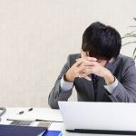 仕事が暇すぎてストレスを感じているビジネスパーソンの画像