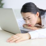 仕事で疲れているビジネスパーソンのイメージ画像