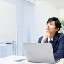 仕事の断り方を考えているビジネスパーソン
