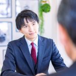 話を聞くビジネスパーソンのイメージカット