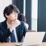 考えるビジネスパーソン_イメージ画像