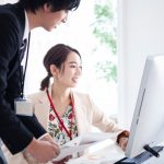 会話するビジネスパーソンのイメージ画像
