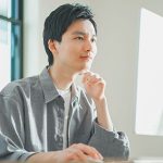 社会人の学び直しについて考えるビジネスパーソンのイメージカット