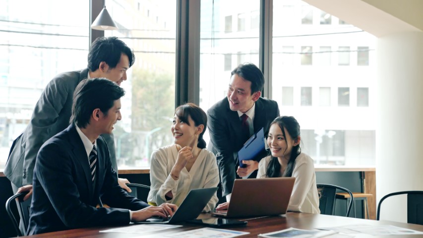 会話するビジネスパーソンのイメージ画像