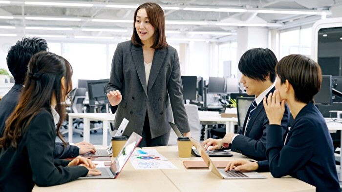 会議で発言するリーダーのイメージ画像