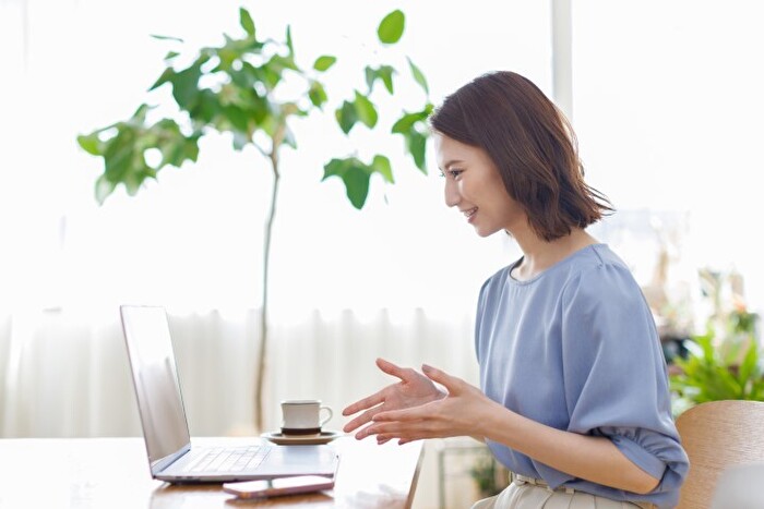 オンラインで会話するビジネスパーソンのイメージカット