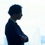 やる気が出ない30代のビジネスパーソンイメージカット