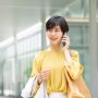 電話をすr若手ビジネスパーソンイメージ画像