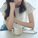 仕事に行きたくないと悩まむビジネスパーソンのイメージカット