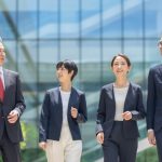 会話し会うビジネスパーソン