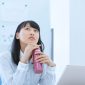 休憩中に悩む新卒のビジネスパーソンのイメージ