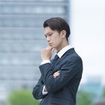 考えるビジネスパーソンのイメージ画像