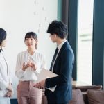 会社で談笑するビジネスパーソン