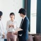 会社で談笑するビジネスパーソン