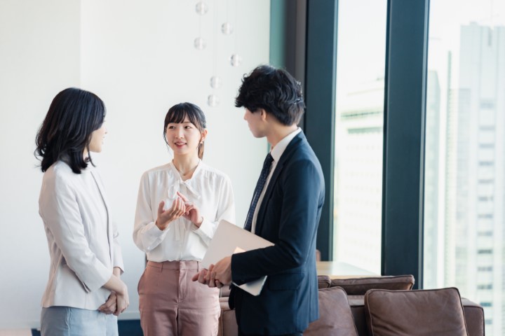 会社で談笑するビジネスパーソン