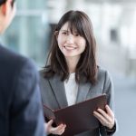 仕事中のビジネスパーソンのイメージ画像