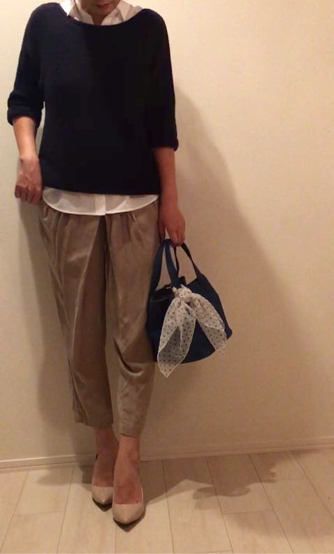 白シャツにベージュパンツで、女性らしさをプラス-1