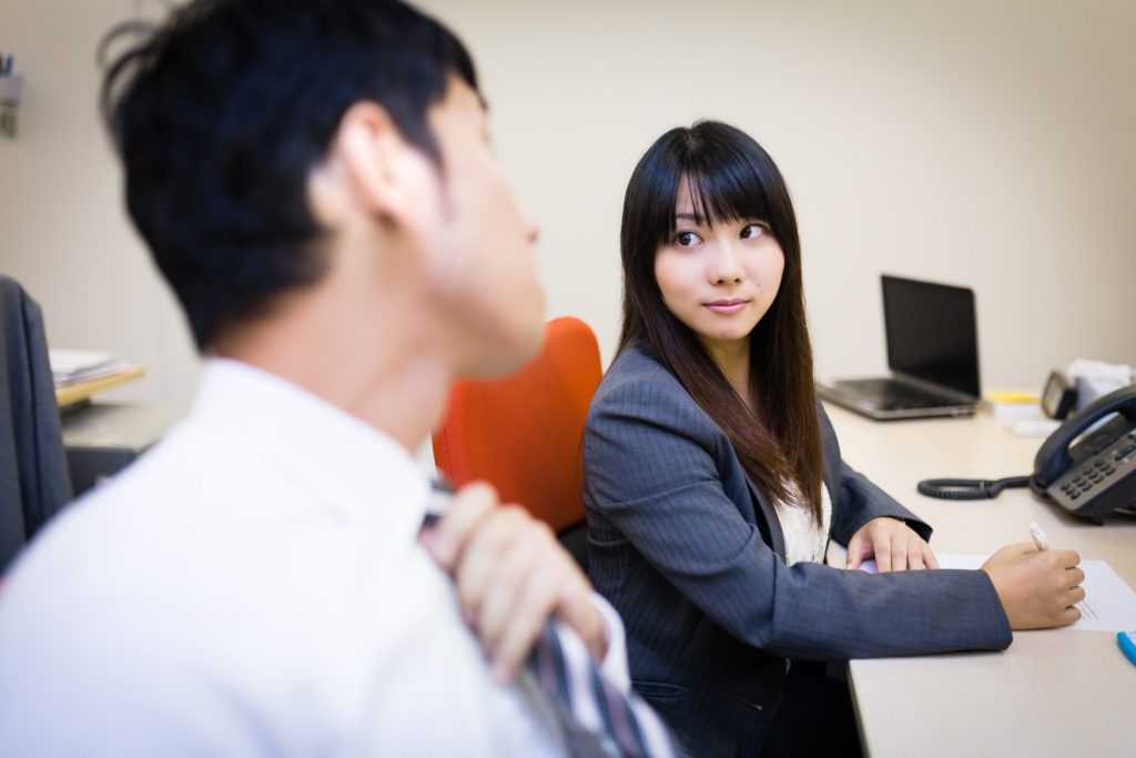 職場で先輩を好きになってしまった時に考えてほしいこと