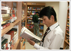 ビジネス書、専門書が並ぶ社内の書店