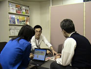 永田さんが指揮するメンバーの仕事場風景。打ち合わせにより、全体最適な管理計画が作成される