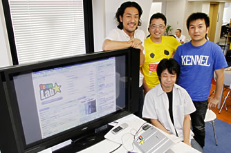 チームラボ株式会社。左から社長の猪子寿之さん、SAGOOLの開発に携わっている高須正和さん、喜多慎弥さん、槌谷拓也さん