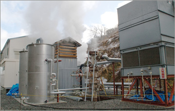 新潟県十日町市にある松之山温泉の温泉発電（人物以外の写真提供：地熱技術開発）