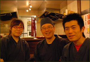 スタッフのシンさん、青木店長、伊藤さん（左から）