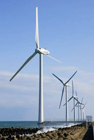 ウィンド・パワーかみす洋上風力発電所で稼働する風車（写真提供：株式会社ウィンド・パワー・いばらき）