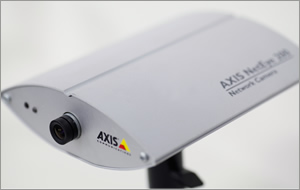 同社が1996年に発表した世界初のネットワークカメラ「NetEye 200」